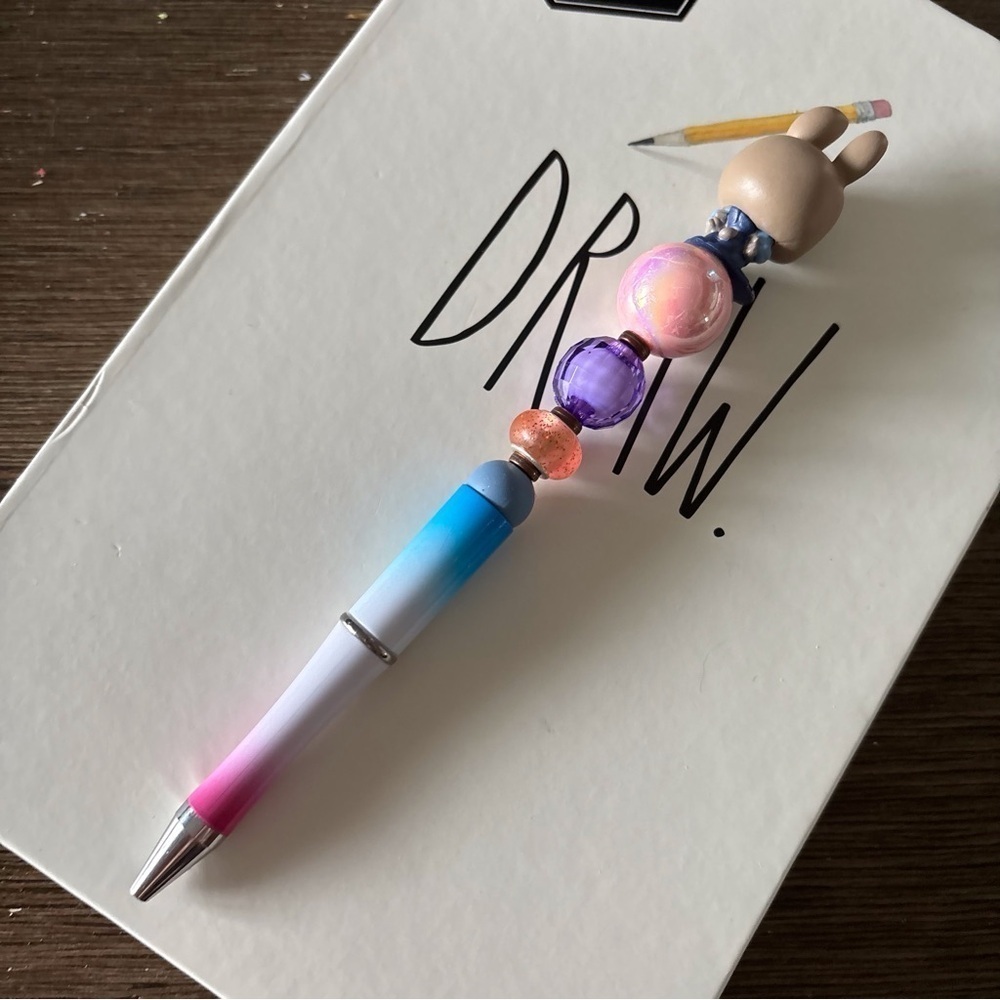 Disney Doorables: Zootopia: Judy Hopps handmade beaded pen - Picture 3 of 3